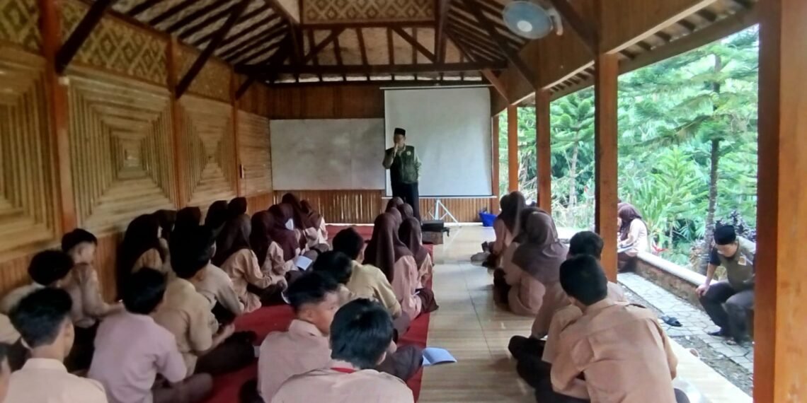 Penyuluh KUA Bojonggenteng Tanamkan Jiwa Kepemimpinan kepada Peserta Pramuka SMA Yalhas