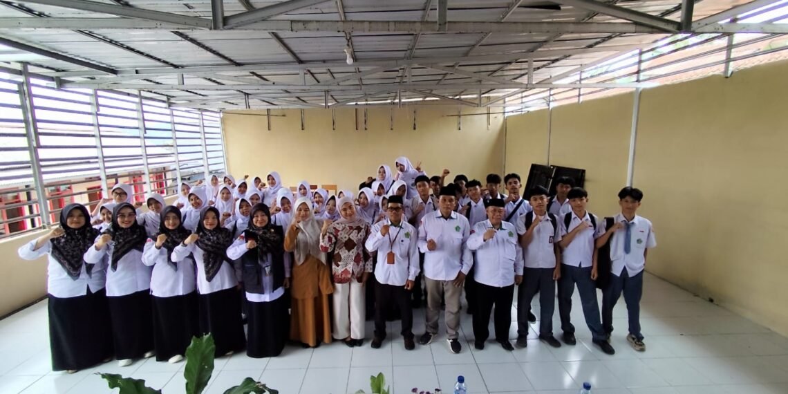 Penyuluh Agama KUA Cibadak Berikan Bimbingan Remaja Usia Sekolah di MA Sofarina Child Home