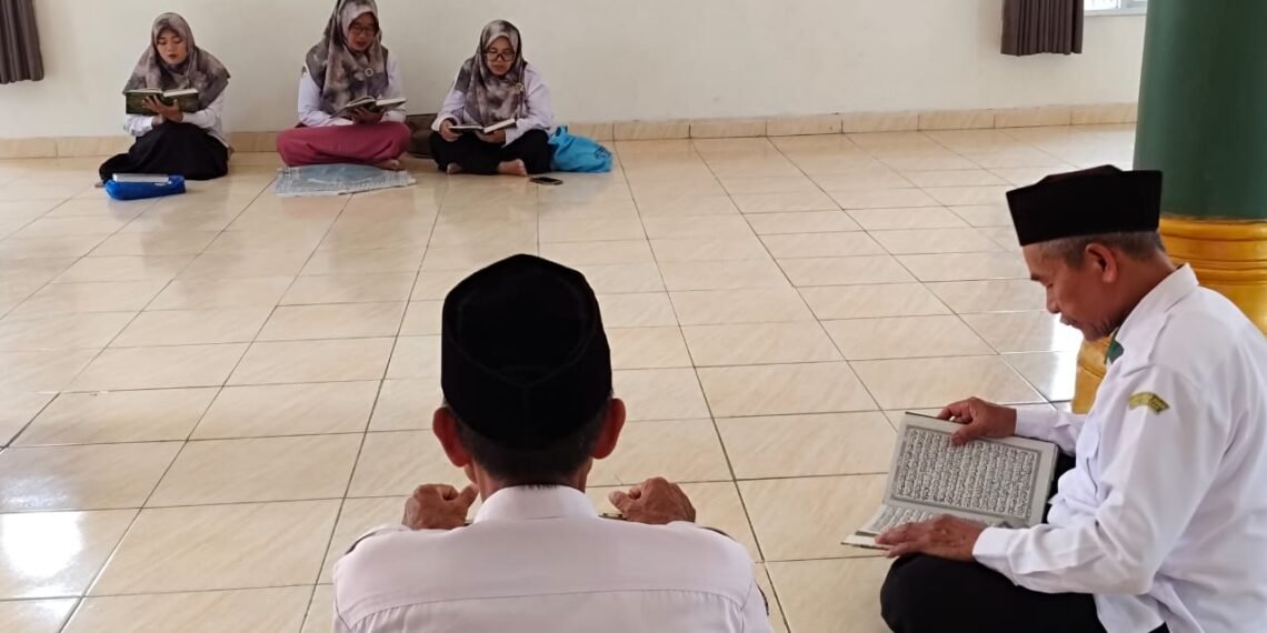 TADABUR, Pegawai KUA Ciracap Biasakan Tadarus Al-Qur’an Bakda Zuhur