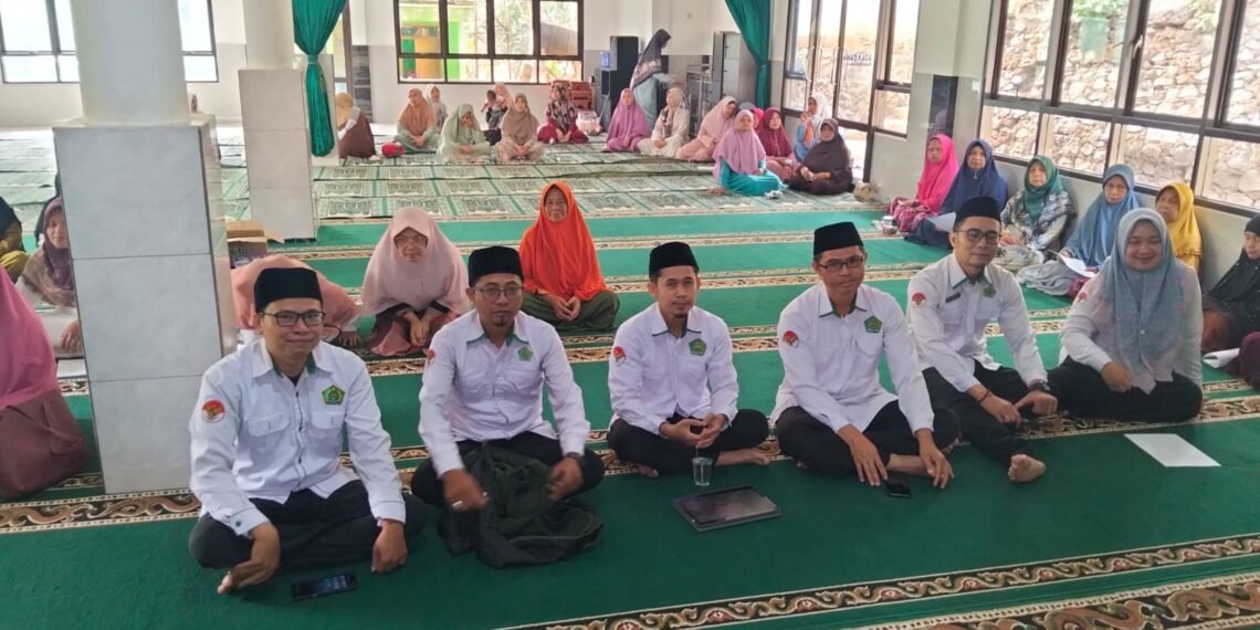Penyuluh Agama KUA Gunungguruh Edukasi Majelis Taklim tentang Bahaya Pernikahan Anak dan Risiko Stunting