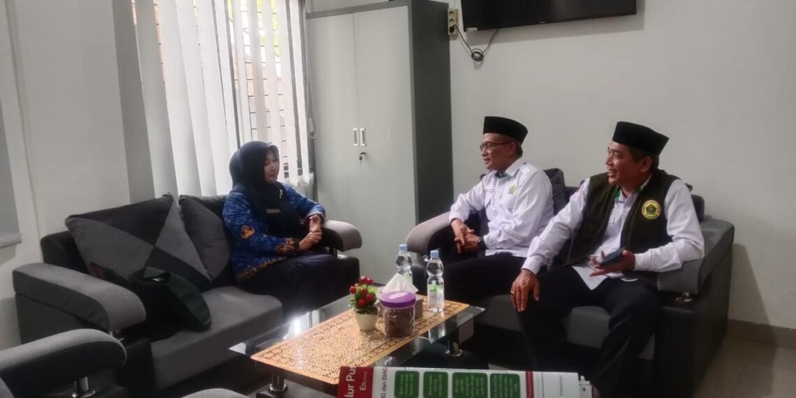 KUA Ciracap dan Panitia Hari Santri Koordinasi dengan Puskesmas