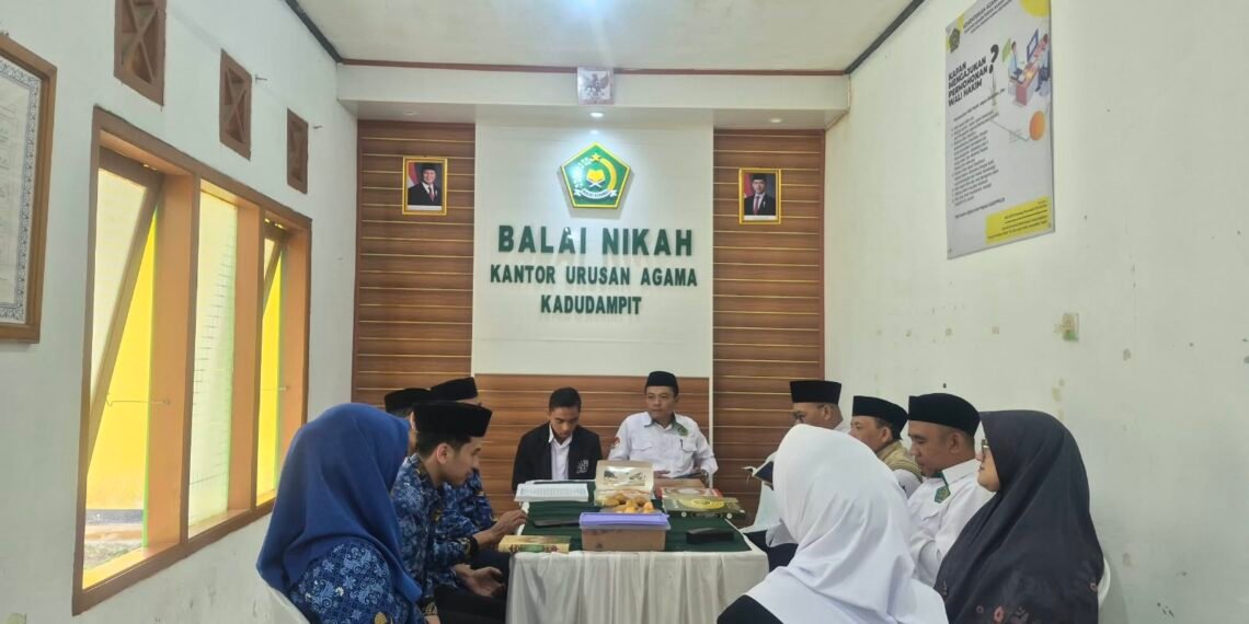 Kepala KUA Kadudampit Berikan Pembinaan untuk Perkuat Koordinasi dan Pelayanan