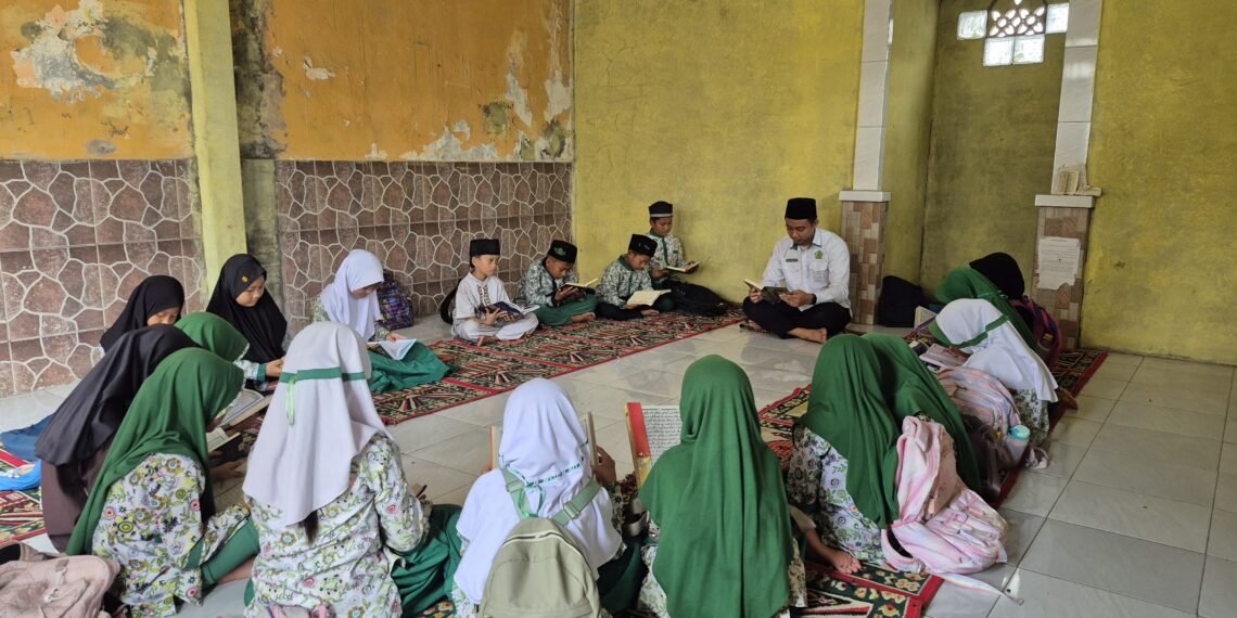 Program BTQ, Penyuluh KUA Cibitung Bimbing Tahsin Surah An-Nas bagi Santri MDTU Az-Zahra