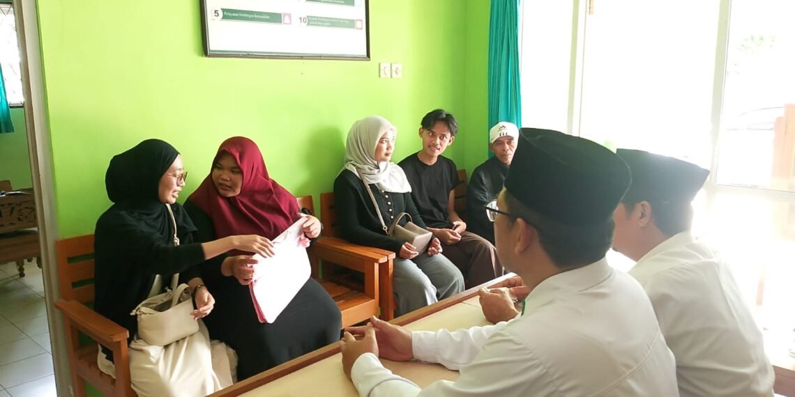 Penghulu KUA Surade Tekankan Komitmen dan Hak-Kewajiban Suami Istri dalam Bimbingan Perkawinan Mandiri