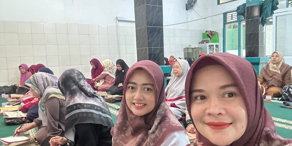 Penyuluh KUA Cibadak Bahas Ketaatan dan Akhlak Istri dalam Pengajian Majelis Taklim