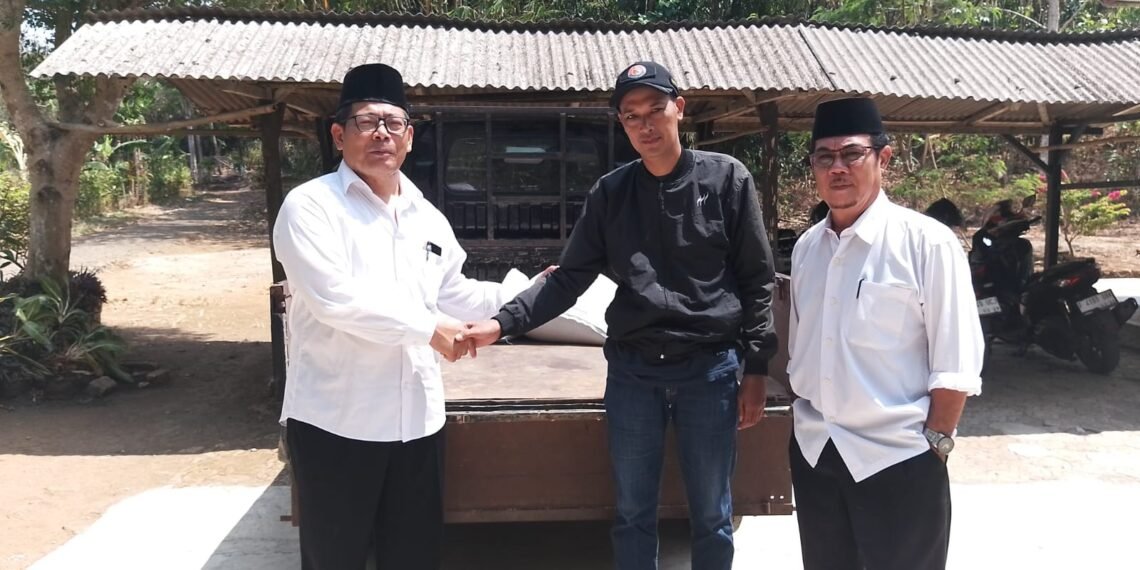 KUA Surade Salurkan Bantuan Beras untuk Dukung Gerakan 1.000 Kastrol Santri