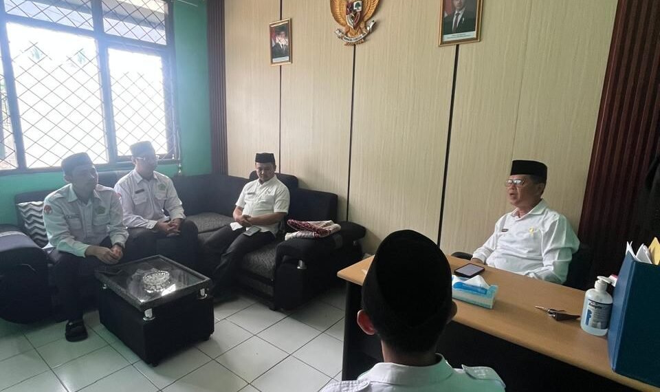 Kepala KUA Cidahu Pimpin Rapat Internal, Bahas Penataan Arsip dan Program Sawahon