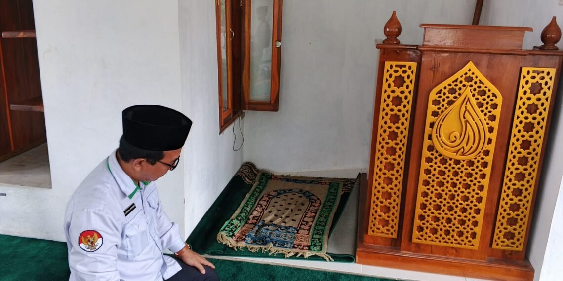 Penyuluh KUA Cikidang Kalibrasi Arah Kiblat Masjid Darul Hikmah