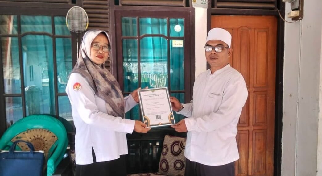 Penyuluh Agama Islam KUA Ciracap Serahkan SKT Majelis Taklim Al-Istiqomah