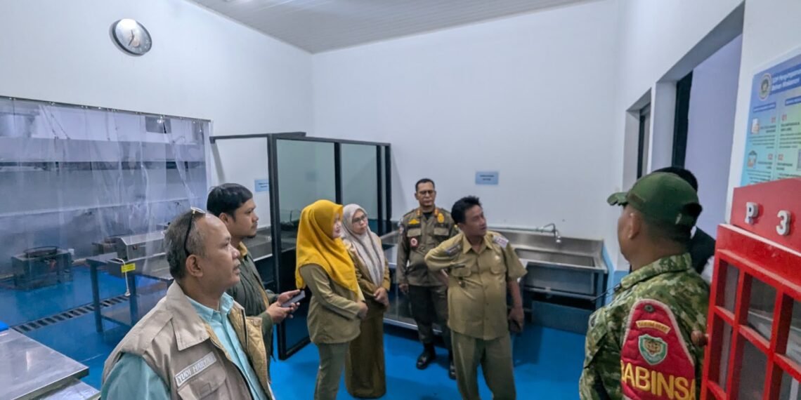 Kepala KUA Cicantayan Tinjau Proses Pengolahan Makanan di SPPG Cicantayan 2