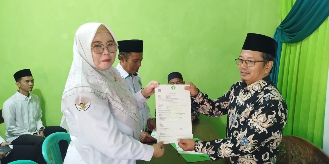 Kepala KUA Parakansalak Pimpin Ikrar Wakaf Tanah Yayasan Insan Adzkia