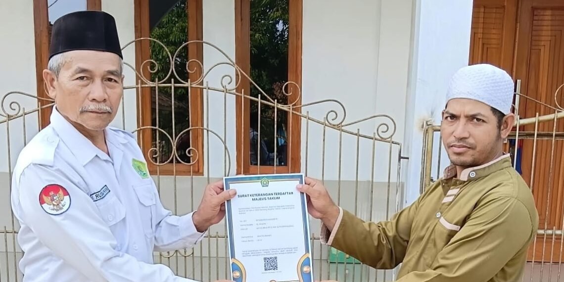 Penyuluh KUA Ciracap Serahkan SKT Majelis Taklim Al-Ikhlas