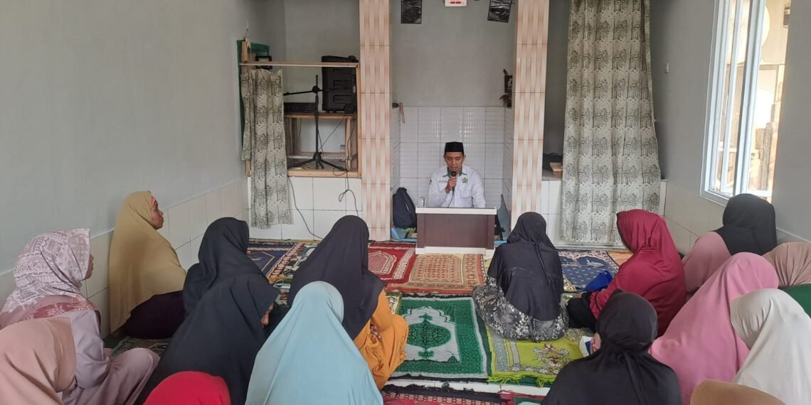 Penyuluh KUA Cibitung Bahas Sifat Qanaah dalam Bimbingan Rutin Majelis Taklim