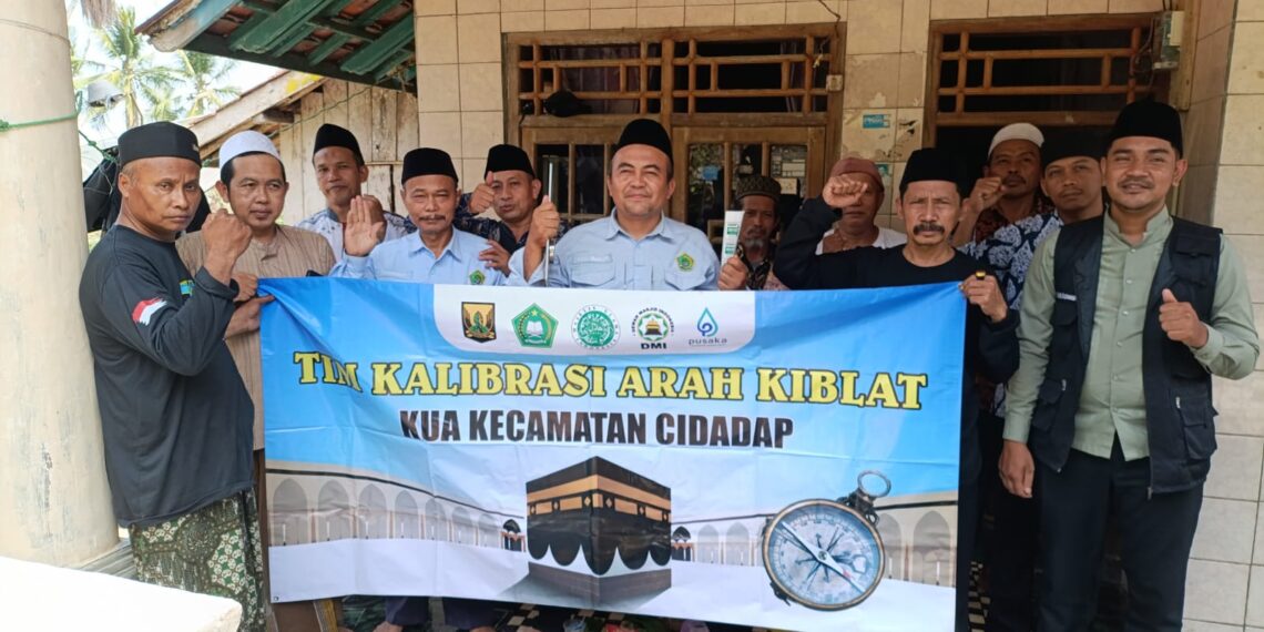 Pastikan Ketepatan Arah Kiblat, Tim Kalibrasi Arah Kiblat KUA Cidadap Layani Pengukuran di Rumah Warga