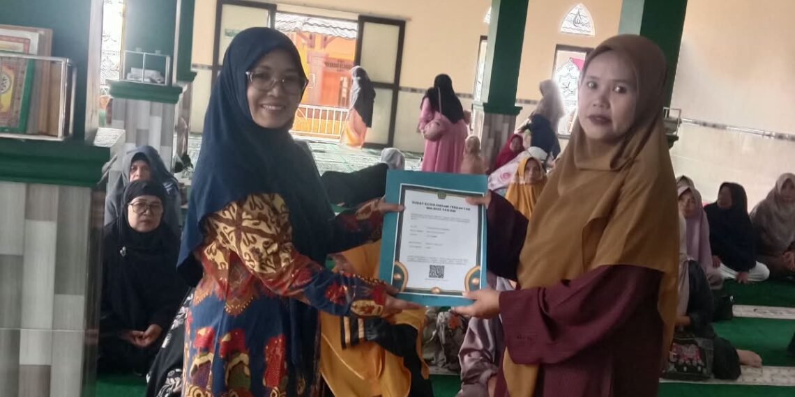 Penyuluh KUA Kabandungan Bimluh di MT Miftahussa’adah, Sekaligus Serahkan SKT