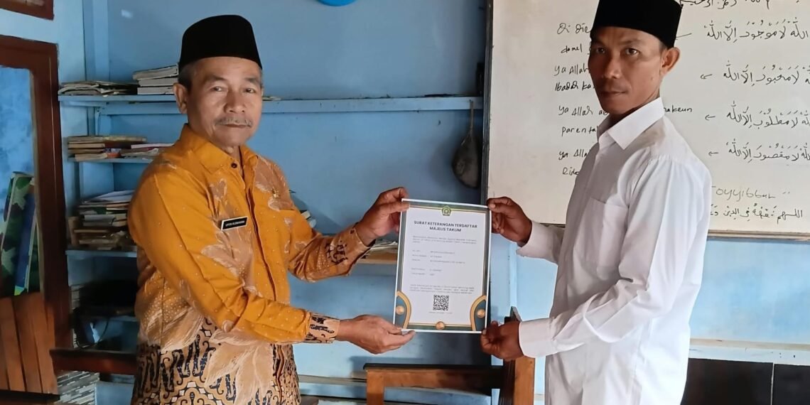 Penyuluh KUA Ciracap Serahkan SKT Majelis Taklim At-Taqwa di Pasirpanjang
