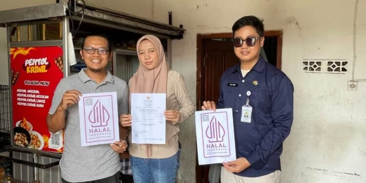 Penyuluh KUA Cidahu Serahkan Sertifikat Halal Produk Pentol Kriwil, Dukung Penguatan Ekosistem Halal