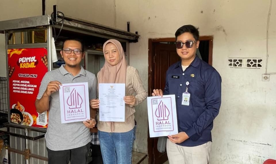 Penyuluh KUA Cidahu Serahkan Sertifikat Halal Produk Pentol Kriwil, Dukung Penguatan Ekosistem Halal