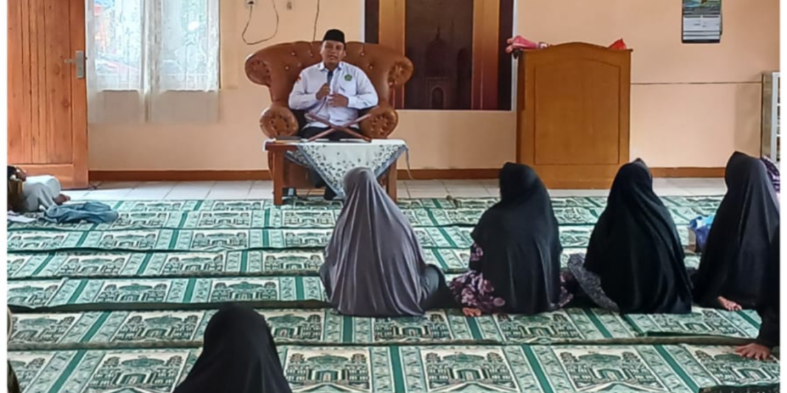 Penyuluh KUA Kalapanunggal Ajak Jamaah MT Baiturahim Perkuat Rasa Syukur