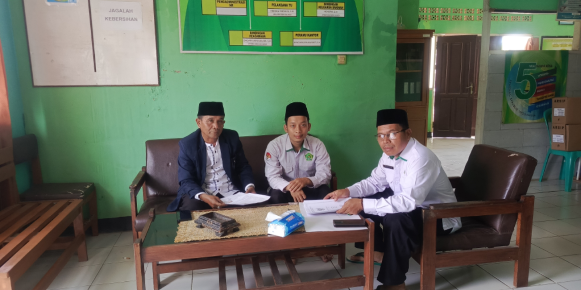Kepala KUA Pabuaran Terima Pendaftaran AIW Tanah Wakaf untuk Pembangunan Kelas Baru