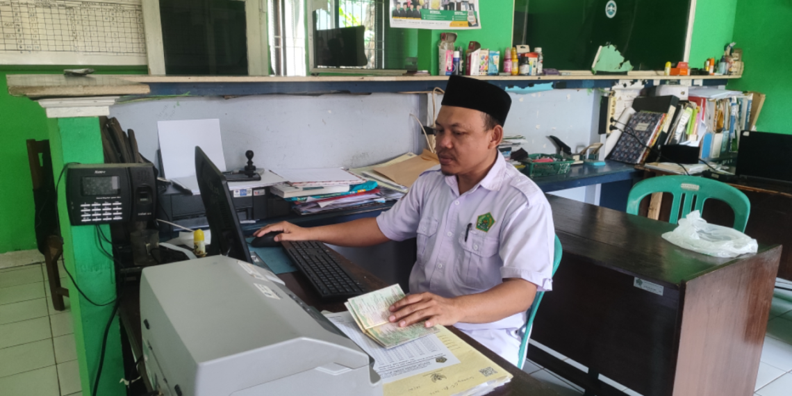 Layanan Nikah Semakin Tertib, PLO KUA Cikakak Kelola Data Catin melalui SIMKAH