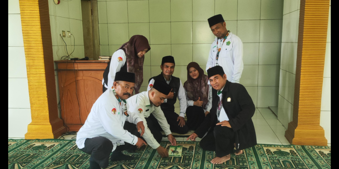 Pastikan Arah Salat Tepat, Penyuluh KUA Cikakak Kalibrasi Kiblat Musholla Nurul Istiqomah