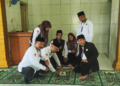 Pastikan Arah Salat Tepat, Penyuluh KUA Cikakak Kalibrasi Kiblat Musholla Nurul Istiqomah