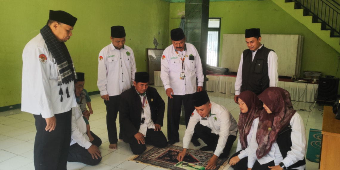 Ukur Arah Kiblat dengan Teliti, Penyuluh KUA Cikakak Sambangi Musholla Darussalaam