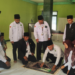 Ukur Arah Kiblat dengan Teliti, Penyuluh KUA Cikakak Sambangi Musholla Darussalaam