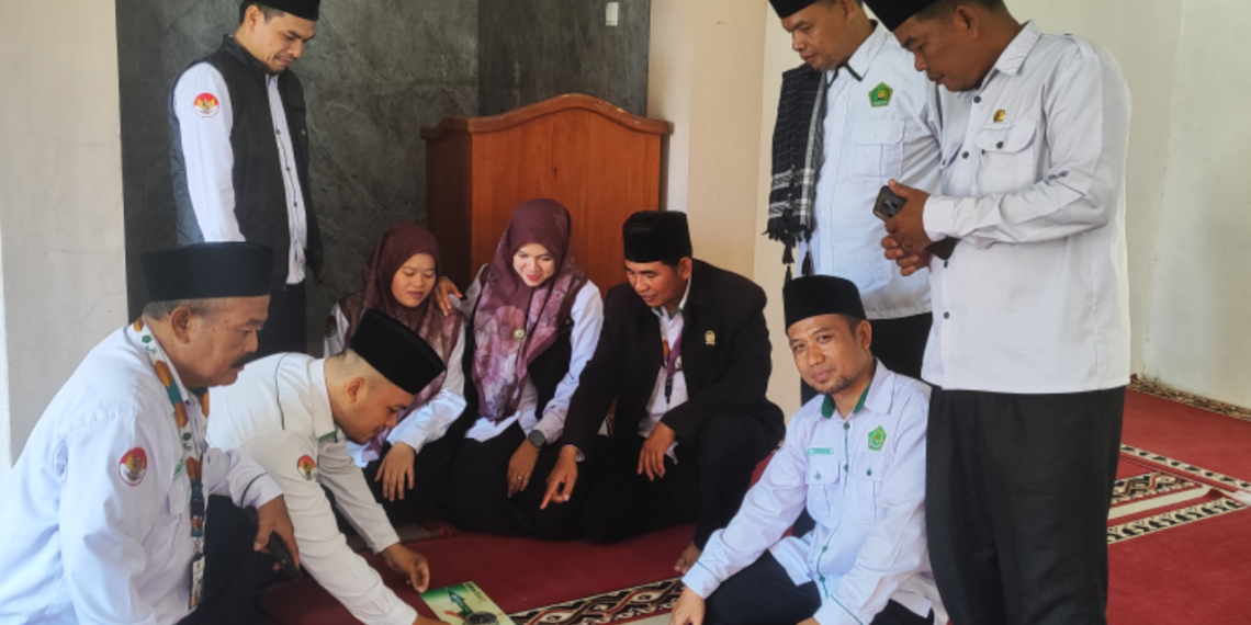 Pastikan Arah Salat Akurat, Penyuluh KUA Cikakak Kalibrasi Kiblat Masjid Darussalaam Al-Huda
