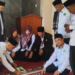 Pastikan Arah Salat Akurat, Penyuluh KUA Cikakak Kalibrasi Kiblat Masjid Darussalaam Al-Huda