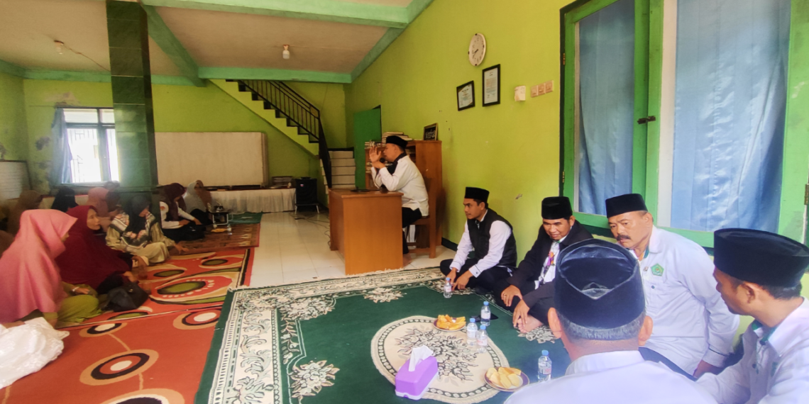 Menjemput Kebahagiaan Sejati, Penyuluh KUA Cikakak Bimbing Jamaah Majelis Taklim Darussalam