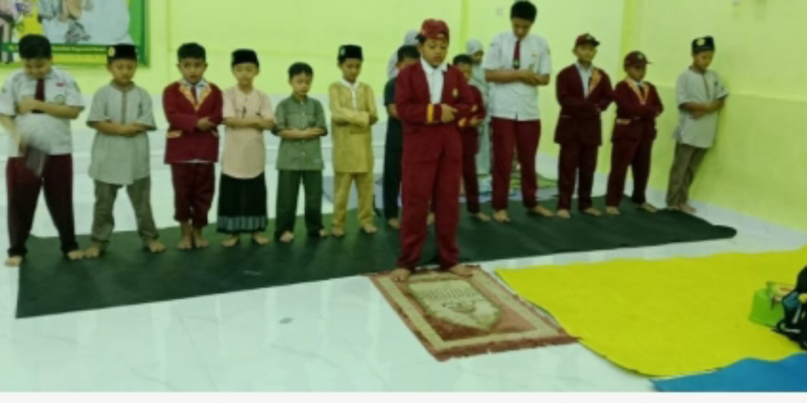 Tanamkan Karakter Kedisiplinan, Santri Tahfidz Fathiyyah Zahra Biasakan Shalat Ashar Berjamaah