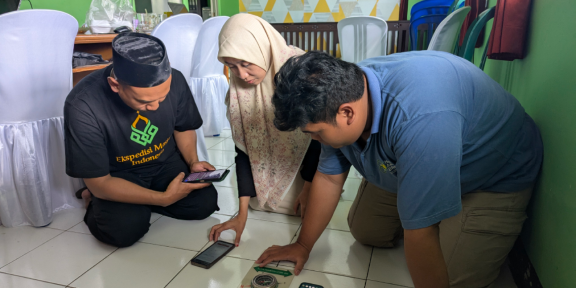 KUA Cicantayan Periksa Keakuratan Alat Pengukur Arah Kiblat