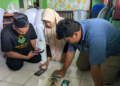 KUA Cicantayan Periksa Keakuratan Alat Pengukur Arah Kiblat
