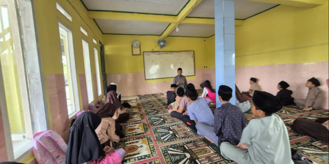 Penyuluh KUA Cibitung Perkuat Pemahaman Tajwid Santri MDTU Miftahul Ma’rifah melalui Program BTQ