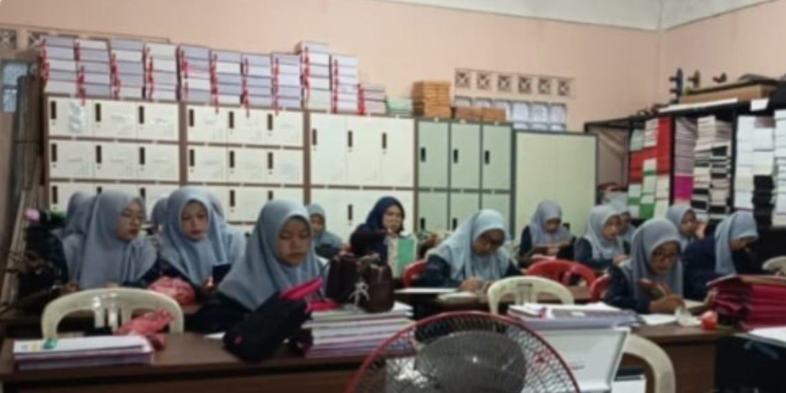 Guru MI dan PAUDQU Baitussalam Cisaat Awali Kegiatan dengan Pembacaan Selawat