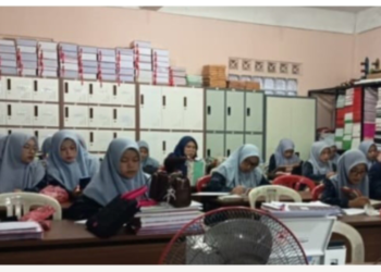 Guru MI dan PAUDQU Baitussalam Cisaat Awali Kegiatan dengan Pembacaan Selawat