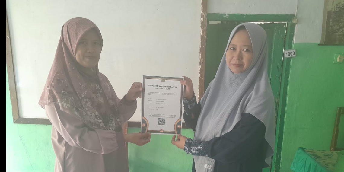 Penyuluh Agama KUA Parakansalak Serahkan SKT Majelis Taklim Darurrohman