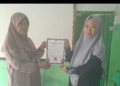Penyuluh Agama KUA Parakansalak Serahkan SKT Majelis Taklim Darurrohman