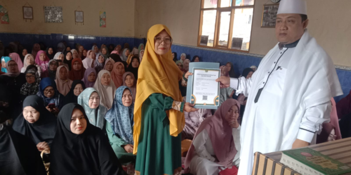 Penyuluh KUA Kabandungan Serahkan SKT Majelis Taklim Al-Ikhlas