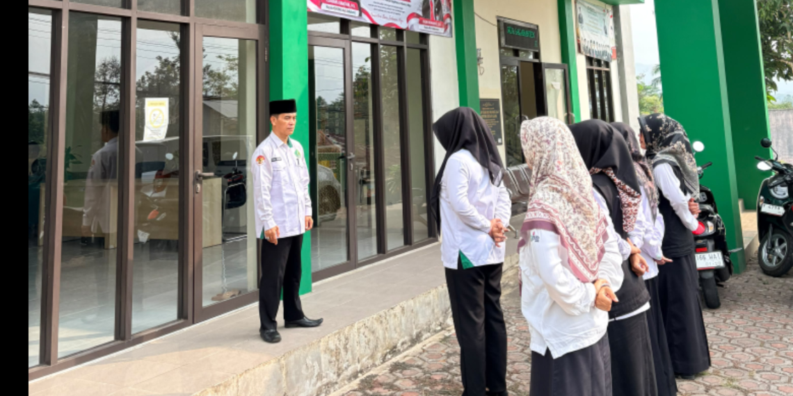 Kepala KUA Sagaranten Tekankan Disiplin dan Integritas dalam Apel Senin