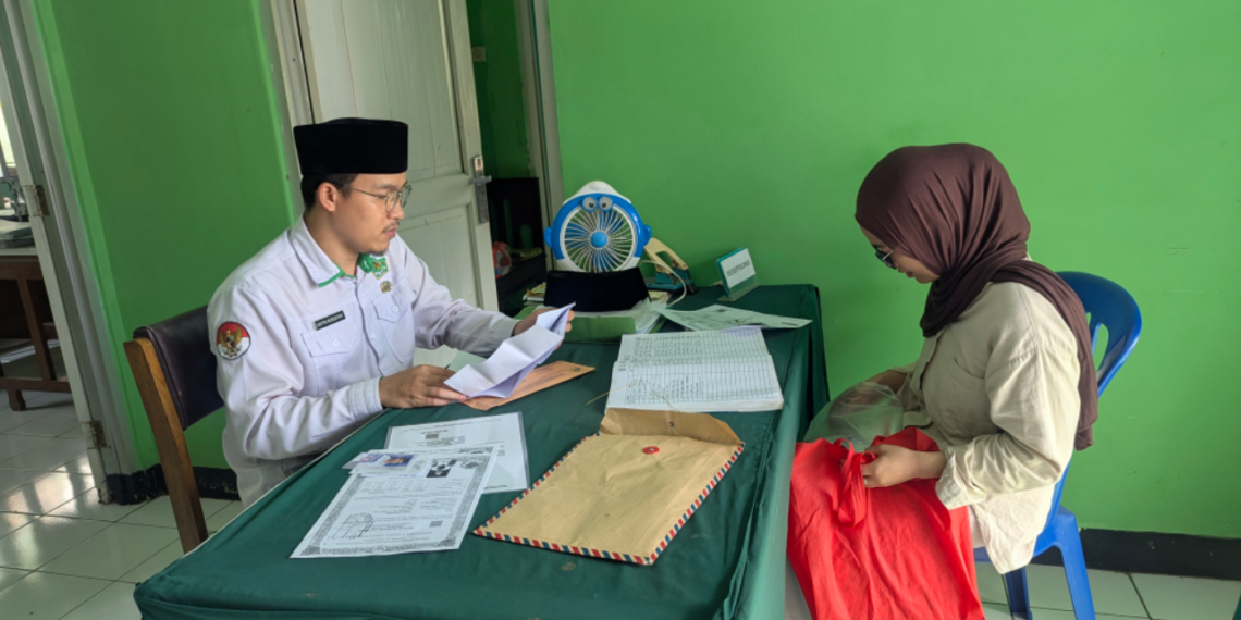 Pastikan Kelengkapan dan Validitas Dokumen, Penghulu KUA Cicantayan Periksa Berkas Calon Pengantin