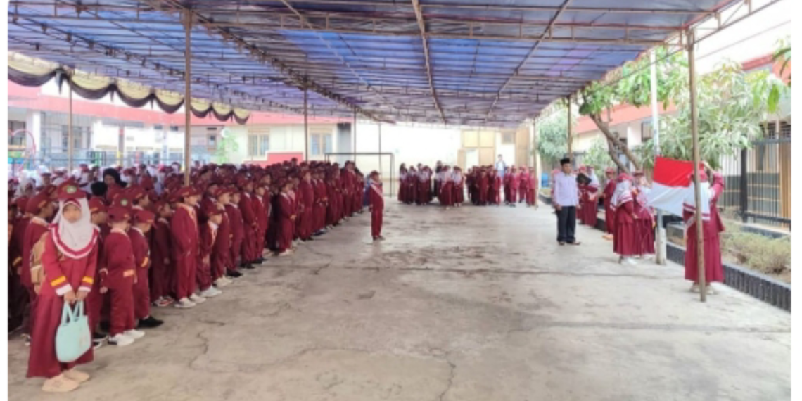 Tanamkan Nasionalisme Sejak Dini, Siswa MI dan TKQ Baitussalam Cisaat Ikuti Upacara Bendera