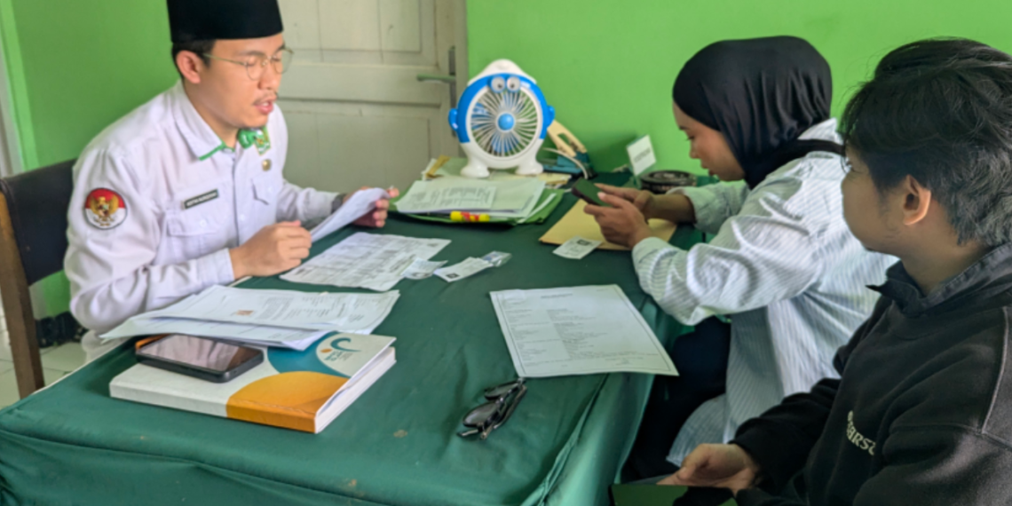 Permudah Akses Informasi, Penghulu KUA Cicantayan Edukasi Calon Pengantin tentang Pendaftaran Nikah