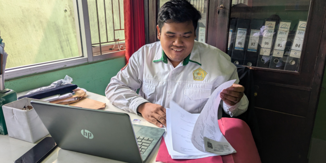 Pastikan Ketepatan Data, Penghulu KUA Cicantayan Periksa Kembali Berkas Calon Pengantin