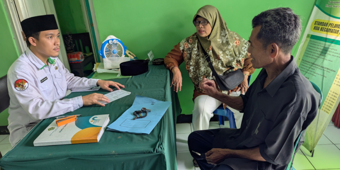 Penghulu KUA Cicantayan Edukasi Orang Tua Calon Pengantin Terkait Persyaratan Pernikahan