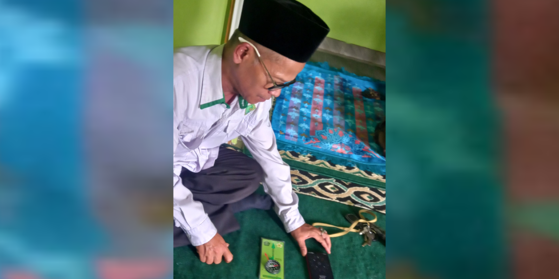 Penyuluh KUA Cikidang Laksanakan Kalibrasi Arah Kiblat di Mushalla Barokatul Hidayah