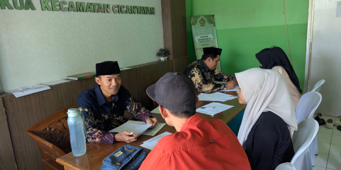 Penyuluh KUA Cicantayan Periksa Biodata Peserta Bimwin sebelum Pembekalan