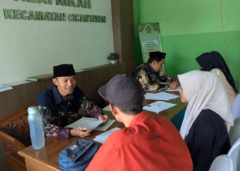 Penyuluh KUA Cicantayan Periksa Biodata Peserta Bimwin sebelum Pembekalan